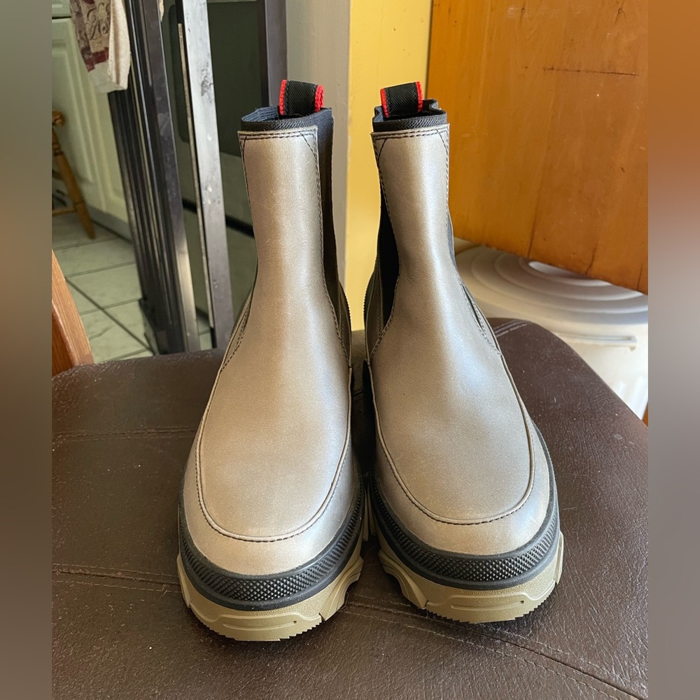 Woman’s Sorel Boots - Grey